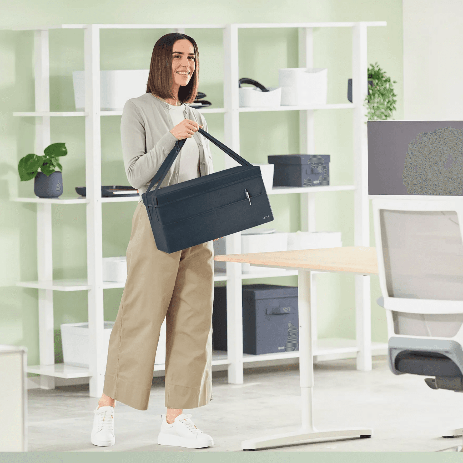 Torba na akcesoria Fabric do pracy przy gorących biurkach z pokrywką ciemnoszara 67230089 LEITZ