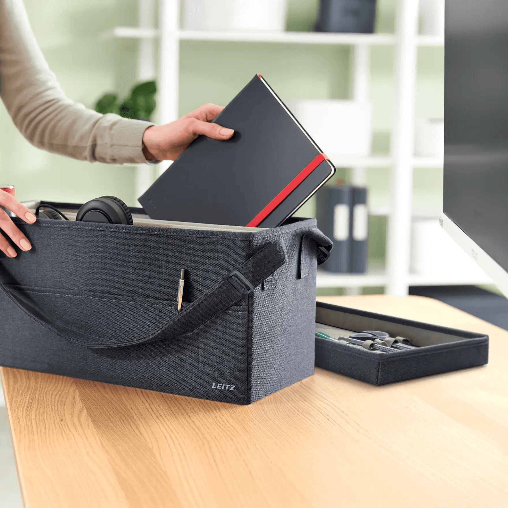 Torba na akcesoria Fabric do pracy przy gorących biurkach z pokrywką ciemnoszara 67230089 LEITZ