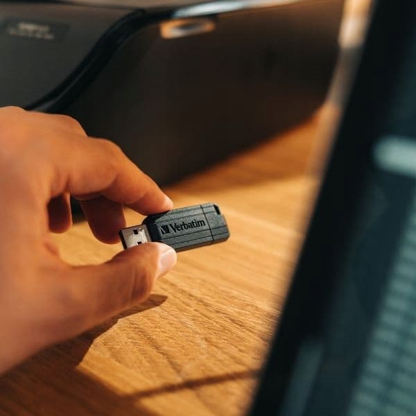 Pamięć USB 16GB VERBATIM USB 2.0 czarny 49063 PIN STRIPE
