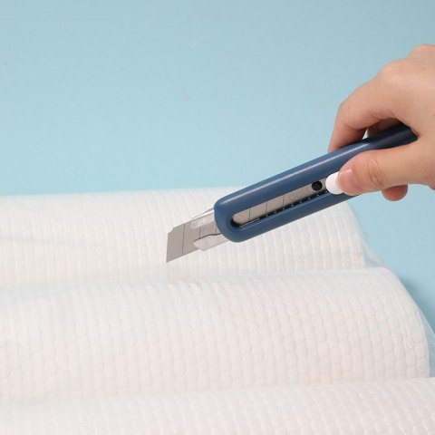 Nożyk biurowy Linfini ostrze łamane 18mm niebieski EM530B DELI