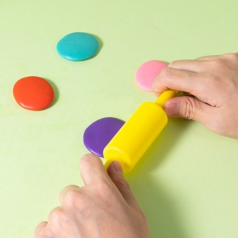 Plastelina 12 kolorów - zestaw z foremkami i wałkiem EH716 DELI