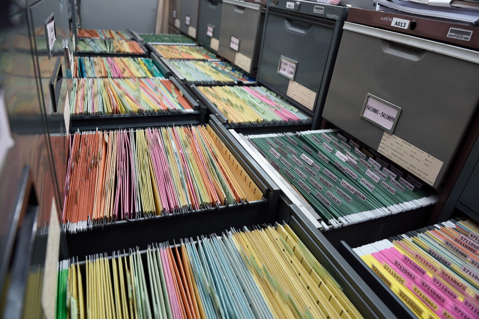 Archiwizacja dokumentów bez chaosu: system teczek, segregatorów i pudeł archiwizacyjnych (krok po kroku)